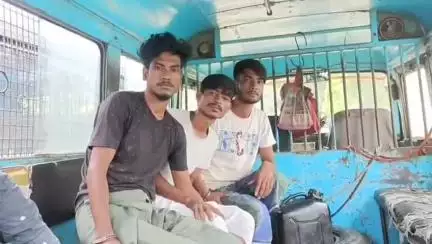 বাসন্তী: বাসন্তী বাজার থেকে চুরির চেষ্টার অভিযোগে গ্রেফতার তিন যুবক, তোলা হল আদালতে