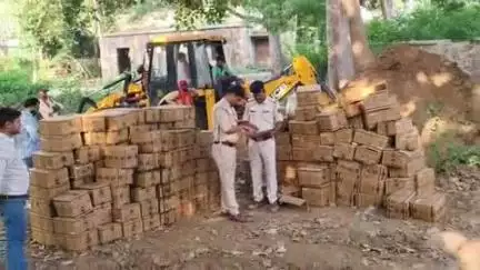 कोईलवर: कोईलवर, गिधा थाने में विभिन्न कांडों में जब्त देसी और विदेशी शराब का विनिष्टीकरण किया गया कोइलवर थाना परिसर में
