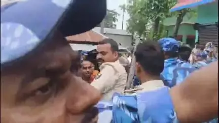 मधेपुरा: मधेली में अतिक्रमण हटाने गई टीम से ग्रामीणों की झड़प, जेसीबी का शीशा टूटा, तीन घायल
