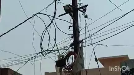 कायमगंज: मोहल्ला पलरातालाब संविलियन प्राथमिक विद्यालय के पासबिजली के पोल में आरहा करंट,स्थानीय लोगपरेशान अधिकारी मौन
#jansamasya