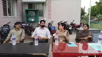 धार: धार जिले के धरमपुरी थाना परिसर में बकरीद ईद और अन्य त्योहारों को लेकर शांति समिति की बैठक आयोजित