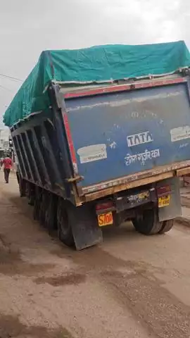 नदबई: रेलवे फाटक के पास डंपर खराब होने से कई घंटों तक लगा जाम