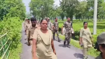 ধূপগুড়ি: গন্ডারকে সুরক্ষা দিতে গ্রাসমোড় ও ছাড়টন্ডু বস্তিতে রুটমার্চ করল বনকর্মিরা