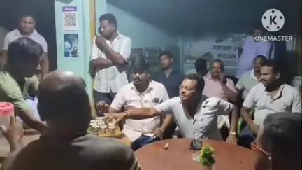 নয়াগ্রাম: বিধানসভা নির্বাচনকে পাখির চোখ করতে খড়িকামাথানীতে চায়ে পে চর্চার মধ্য দিয়ে জনসংযোগ করলেন ব্লক তৃনমূল কংগ্রেসের সভাপতি