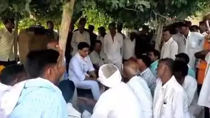 टोंक: विधायक सचिन पायलट ने ग्राम लांबाकला में पेड़ के नीचे ग्रामीणों से मुलाकात की, सुनी उनकी समस्याएं