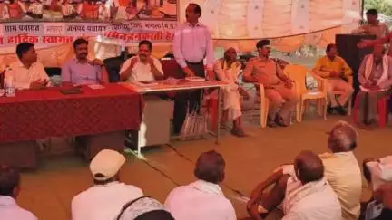मंडला: वनांचल ग्राम मनोहरपुर में चौपाल लगाकर ग्रामीणों को कल्याणकारी योजनाओं की जानकारी दी गई