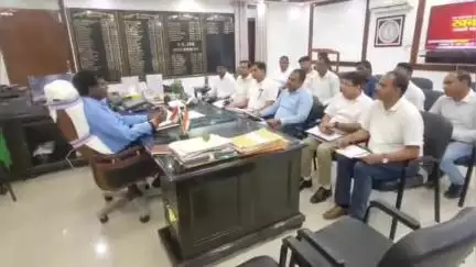 कांके: समाहरणालय में उपायुक्त ने विद्युत लाइन, ट्रांसफार्मर और एलटी लाइन के सुदृढ़ीकरण को लेकर बैठक की
