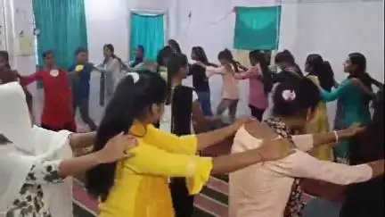 तिलौथू: तिलौथू में किशोरियों को मिल रहा जीवन कौशल प्रशिक्षण, आत्मनिर्भरता के गुर सीख रहीं