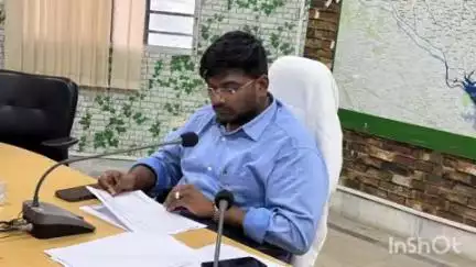 जामताड़ा: डीसी ने समाहरणालय में की आपूर्ति विभाग की समीक्षा बैठक, लाभुकों को निर्धारित दर पर अनाज देने का निर्देश दिया
