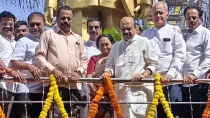 ಹುಬ್ಬಳ್ಳಿ ನಗರ: ನಗರದಲ್ಲಿ ಮಾಜಿ ಸಿಎಂ ಎಸ್.ಆರ್.ಬೊಮ್ಮಾಯಿ ಅವರ ಜನ್ಮದಿನೋತ್ಸವ ಅಂಗವಾಗಿ ಅವರ ಪುತ್ಥಳಿಗೆ ಮಾಲಾರ್ಪಣೆಗೈದ ಸಂಸದ ಬಸವರಾಜ ಬೊಮ್ಮಾಯಿ