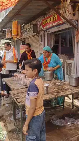 नदबई: नदबई में किन्नर समाज ने निर्जला एकादशी के अवसर पर शरबत वितरित किया