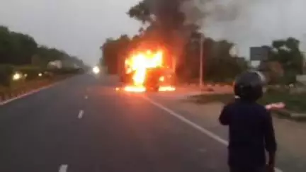 तमकुही राज: बरवा के पास एनएच 28 पर चलती कंटेनर आग का गोला बनी, चालक ने कूदकर बचाई जान