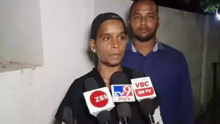 మాజీ ఎమ్మెల్యే తనను మోసం చేశారంటూ సర్పవరం పోలీస్ స్టేషన్ వద్ద మీడియాతో మాట్లాడిన బాధితరాలు