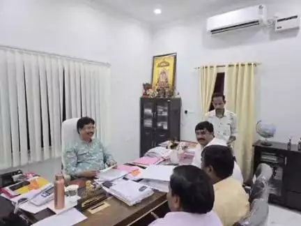 ନୂଆପଡା: ଭୁବନେଶ୍ୱର ଠାରେ ସିନାପାଲିକୁ ଏନଏସି ଦାବିରେ ମନ୍ତ୍ରୀଙ୍କୁ ଦାବିପତ୍ର ପ୍ରଦାନ କଲେ ଖଡ଼ିଆଳ ବିଧାୟକ