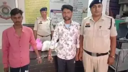 किलोग्राम गांजा के साथ 02 आरोपी गिरफ्तार*
थाना गोलबाजार क्षेत्रांतर्गत डी.के.एस. हॉस्पिटल के पार्किंग के पीछे पकड़ा गया