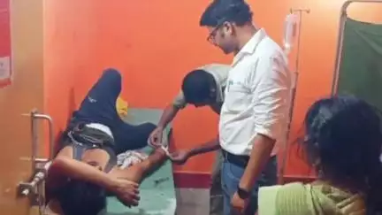 निचलौल: महाराणा प्रताप वार्ड में मानसिक रूप से विक्षिप्त युवक ने खुद के पेट में घोंपा कैंची, जिला अस्पताल किया गया रेफर