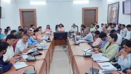 सिवनी: कलेक्टर ने कलेक्ट्रेट सभा कक्ष में धरती आबा जनजातीय ग्राम उत्कर्ष अभियान की प्रगति की समीक्षा की