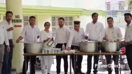 नाहन: निर्जला एकादशी पर जिला कोर्ट परिसर के बाहर अधिवक्ताओं ने लगाई छबील