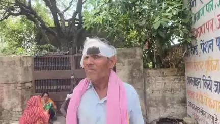 भरथना: उझियानी में पीड़ित के चबूतरे पर गाली-गलौच मना करने पर नामजद तीन युवकों ने कुल्हाड़ी से किया हमला, लहुलूहान