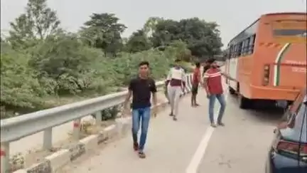 कन्नौज जनपद के छिबरामऊ तहसील क्षेत्र अकबरपुर में सिद्ध पीठ बाबा के मंदिर के सामने भक्तों ने किया ठंडे शरबत का वितरण।