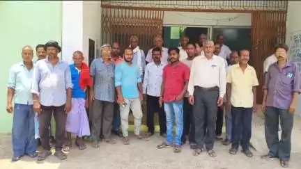 କଟକ ପୌରାଞ୍ଚଳ: ଜବରଉଛେଦ ଦାବୀରେ ନରସିଂହପୁର ତହସିଲ ଅଫିସରେ ଦାବିପତ୍ର ପ୍ରଦାନ କଲେ ଲେମ୍ବୋ, ଜେନା ସାହି ଗ୍ରାମବାସୀ