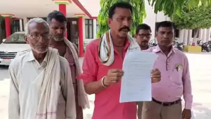 महाराजगंज: कमहरिया कला गांव में पटीदारों पर जमीन कब्जा करने का आरोप, कलेक्ट्रेट परिसर में डीएम को सौंपा ज्ञापन