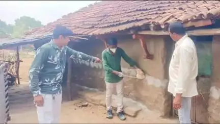ઝાલોદ: ગામડી ખાતેના વિસ્તારોમાં ચંદ્દીપુરમ અટકાયતી પગલાં રૂપે ડસ્ટિંગ કામગીરી હાથ ધરાઈ