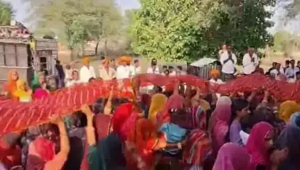 गंगधार: झिझनी गांव में निकाली गई 201 फीट लंबी चुनर यात्रा
