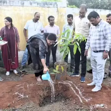बालोद: कलेक्टर एवं अन्य अधिकारियों ने समाज कल्याण विभाग परिसर झलमला में किया पौधरोपण