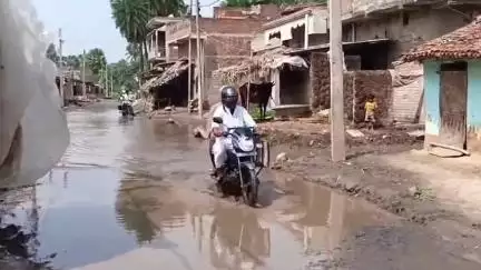 कहलगांव: बिहार और झारखंड को जोड़ने वाली मुख्य सड़क रामपुर खरहरा घुठयानी गांव के पास वर्षों से हो रहा है जल जमाव #jansamasya