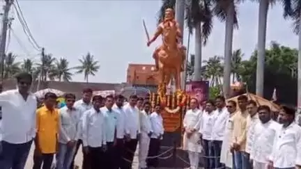 सिंदखेड राजा: राजवाडा येथे माॅसाहेब जिजाऊ व छत्रपती शिवाजी महाराज यांच्या पुतळ्याला पुष्पहार अर्पण करून शिवराज्याभिषेक दिन साजरा