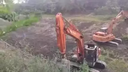 महुआ: महुआ में बाया नदी की उड़ाही का काम तेज़ी से जारी, लोगों में खुशी