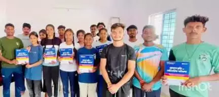 अनूपपुर: यातायात आरक्षक ने फिजिकल ट्रेनिंग कर रहे छात्रों को भेंट की तैयारी पुस्तक