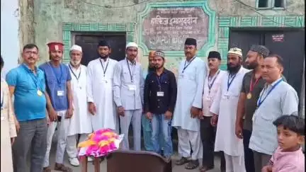 कांठ: गढ़ी में शहर अमन कमेटी ने कार्यकर्ता कार्ड वितरित किए