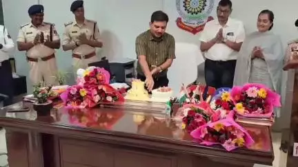 साजा: बेमेतरा SSP के जन्मदिवस पर एसपी कार्यालय में जिले के पुलिस अधिकारियों और कर्मचारियों ने रामकृष्ण साहू को दी बधाई