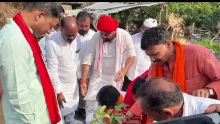 पचरुखी: नथनपुरा गांव की दलित बस्ती में भाजपा नेताओं द्वारा पौधारोपण