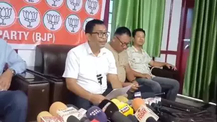ডিফু: ডিফুত সংবাদমেল যোগে কংগ্ৰেছক উভতি ধৰিলে বিজেপিয়ে,  বিজেপিৰ উন্নয়নত নিৰাশ কংগ্ৰেছ নেতাই ছালে বেৰে কোবোৱা মন্তব্য কৰে