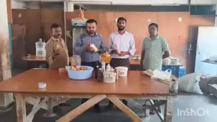 కరీంనగర్: కరీంనగర్ పట్టణంలో పలు బేకరీలలో ఫుడ్ సేఫ్టీ అధికారుల ఆకస్మికంగా తనిఖీలు విశ్వకేక్ జోన్ పై కేసు నమోదు కిచెన్ సీజ్