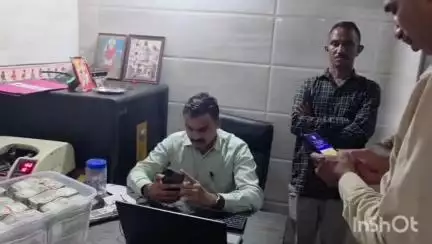 જૂનાગઢ: લીસ્ટેડ બુટલેગર ધીરેન કારિયાના દારૂના ધંધાના 50.20 લાખ રોકડ હિંમતનગરની આંગડિયા પેઢીમાંથી કબજે કરતો જુનાગઢ ક્રાઈમ બ્રાન્ચ