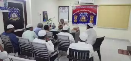 గిద్దలూరు: బక్రీద్ పండగ పురస్కరించుకొని కంభం సర్కిల్ పోలీస్ స్టేషన్ లో  మైనార్టీ నాయకులతో సమావేశం నిర్వహించిన సీఐ మల్లికార్జున