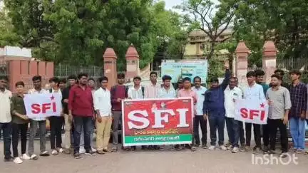 కరీంనగర్: విద్యార్థుల పట్ల నిర్లక్ష్యం వహిస్తున్న గురుకుల కార్యదర్శి వర్షినిని సస్పెండ్ చేయాలి: SFI జిల్లా కార్యదర్శి శ్రీకాంత్