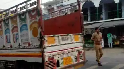 तरबगंज: बकरीद को लेकर वजीरगंज पुलिस ने दरगाह व मस्जिदों का लिया जायजा, पैदल गश्त कर खुराफातियों को दी चेतावनी