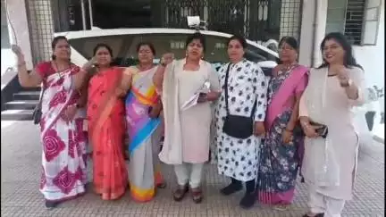 धुळे: शर्मिष्ठाच्या सुटकेसाठी आणि वजाखानवर देशद्रोहाचा गुन्हा दाखल करण्यासाठी धुळे जिल्हा अधिकाऱ्यांना देण्यात आलेली निवेदन