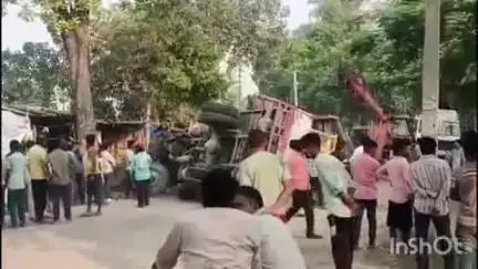 कायमगंज: शाहजहांपुर से कायमगंज जा रही सीएनजी सिलेंडरों से भरी डीसीएम पेड़ से टकराकर गांव पपड़ी के पास पलट गई