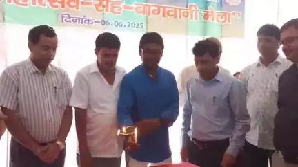 फतेहपुर: फतेहपुर प्रखंड परिसर में आम महोत्सव, उप विकास आयुक्त ने किया उद्घाटन, किसानों ने लगाए स्टॉल