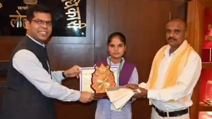 लोहरदगा: उपायुक्त डॉ. कुमार ताराचंद ने मेधावी बेटियों को किया सम्मानित, 10 व 11 जून को होगा कैरियर काउंसलिंग शिविर
