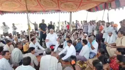సిర్పూర్ టి: దిందా పోడు రైతులు చేస్తున్న ఆందోళనకు సంఘీభావం తెలియజేసిన మాజీ ఎమ్మెల్యే కోనేరు కోనప్ప