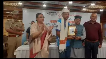 चम्बा: स्पेशल विंटर गेम्स में हिस्सा लेने वाले पैराडाइज चिल्ड्रन केयर सेंटर के अनिल कुमार को राज्यपाल ने किया सम्मानित
