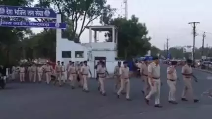 छिंदवाड़ा नगर: आगामी त्योहार को देखते हुए छिंदवाड़ा पुलिस द्वारा फ्लैग मार्च का आयोजन