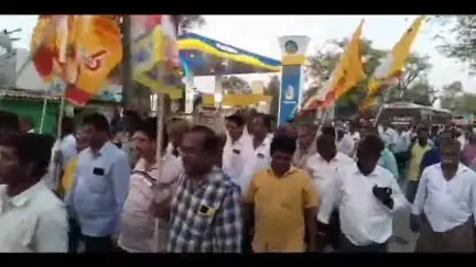 పర్చూరులో పొగాకు కొనుగోలు యార్డులు ఏర్పాటు చేయడాన్ని  హర్షిస్తూ ర్యాలీ చేపట్టిన రైతులు